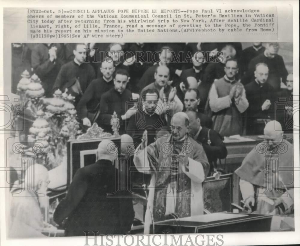 1965 Press Photo Pope Paul VI acknowledges cheers in St. Peter\'s Basilica
