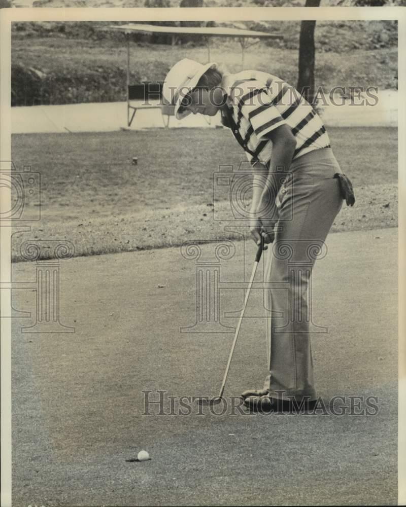 Press Photo Golfer Mike York Makes a Putt - sas19979