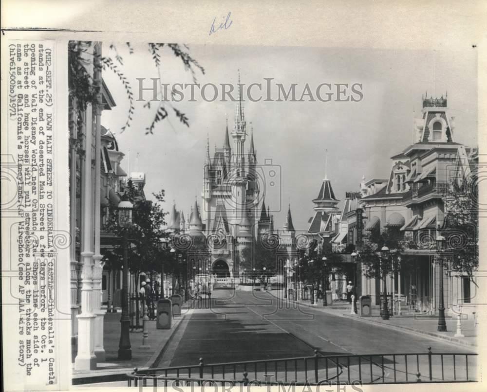 1971 Press Photo Cinderella\'s Castle Down Main Street At Disneyland In Florida