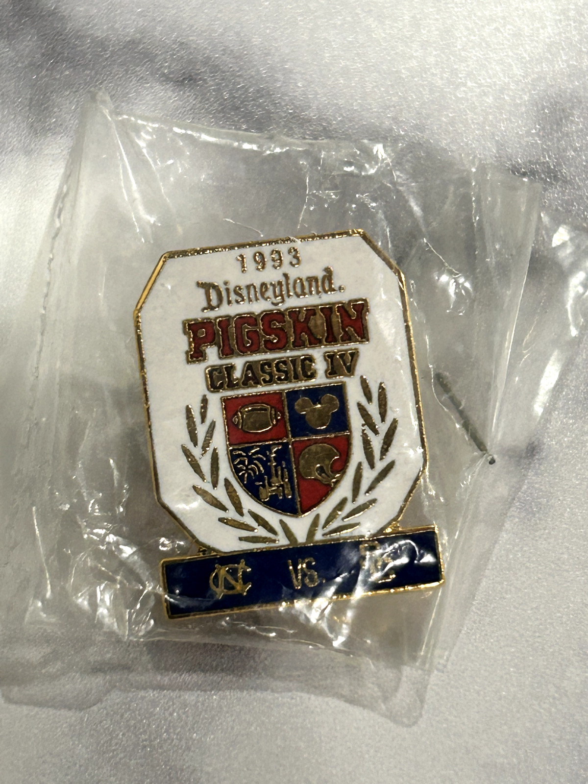Disney Trading Pin - 1993 Disneyland Pigskin Classic IV - NC vs SC