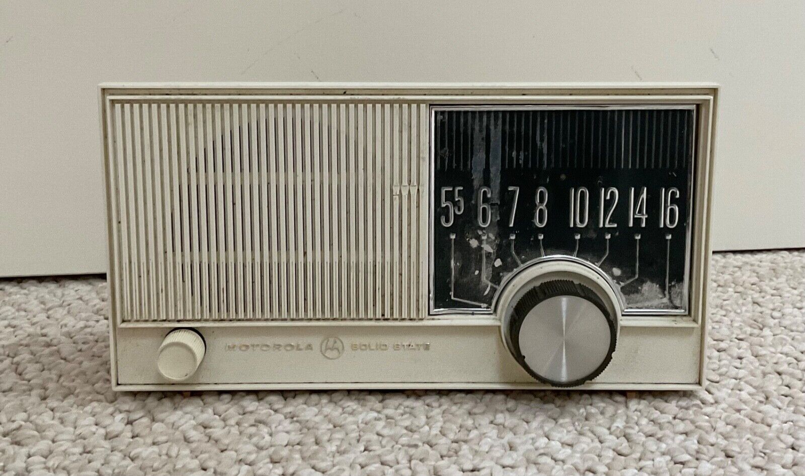 Vintage Motorola table radio model XT1BN serial number 1296
