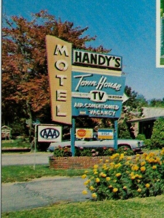 Handy\'s Town House Motel & Pool So. Burlington Vermont Multiview Postcard 163822