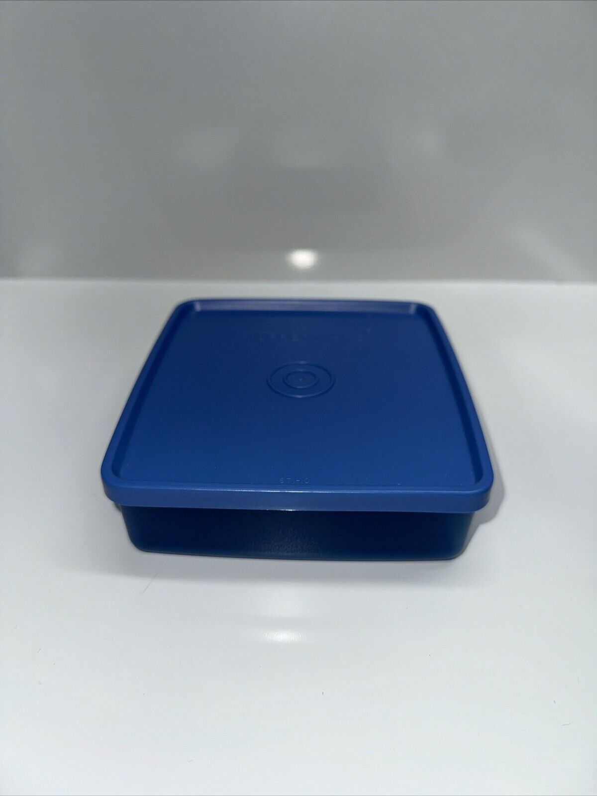 Tupperware sandwich keeper #671 made in USA. Clear With Royal Blue Lid GUC.