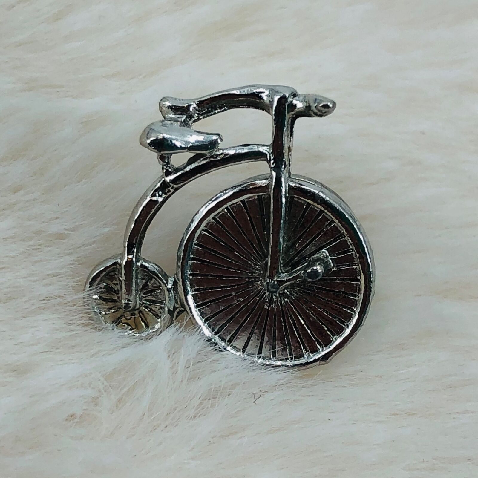 Vtg Penny Farthing Silver Tone Big Two Wheel Bicycle Fashion Small Lapel Pin