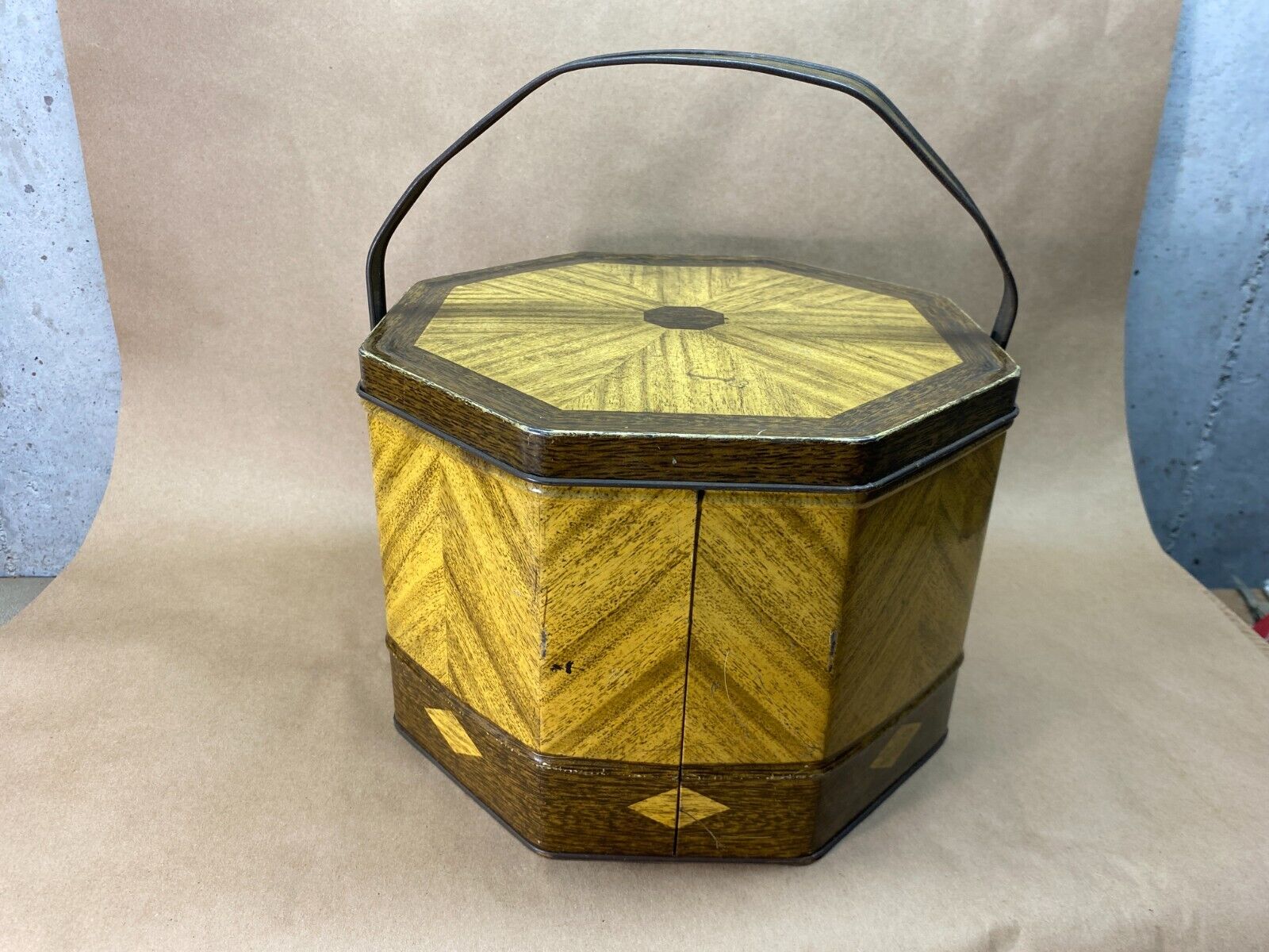 LOOSE WILES BISCUIT Co. Octagon Metal TIN w HANDLE Very Good Picnic Basket