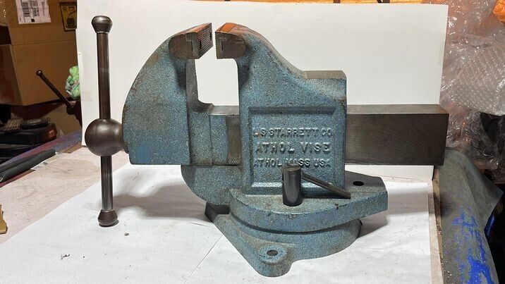 Starrett 924-1/2 Bench Vise  Great condition opens smoothly 80 lbs