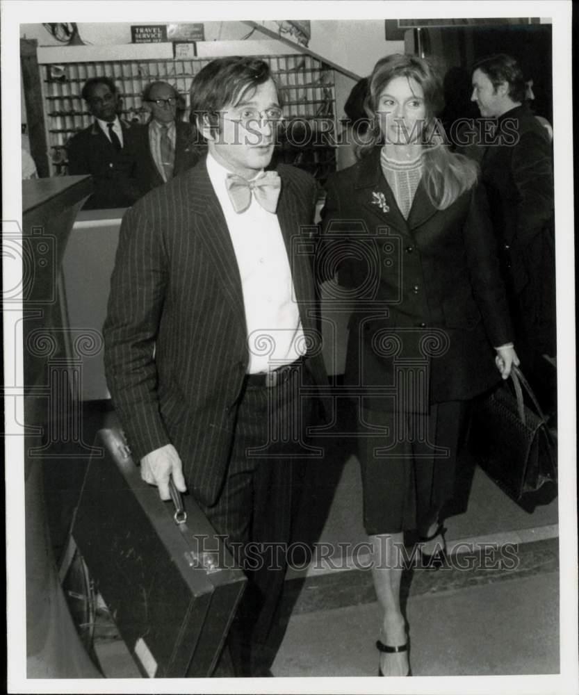 1972 Press Photo Edith Irving and attorney en route to courthouse in New York