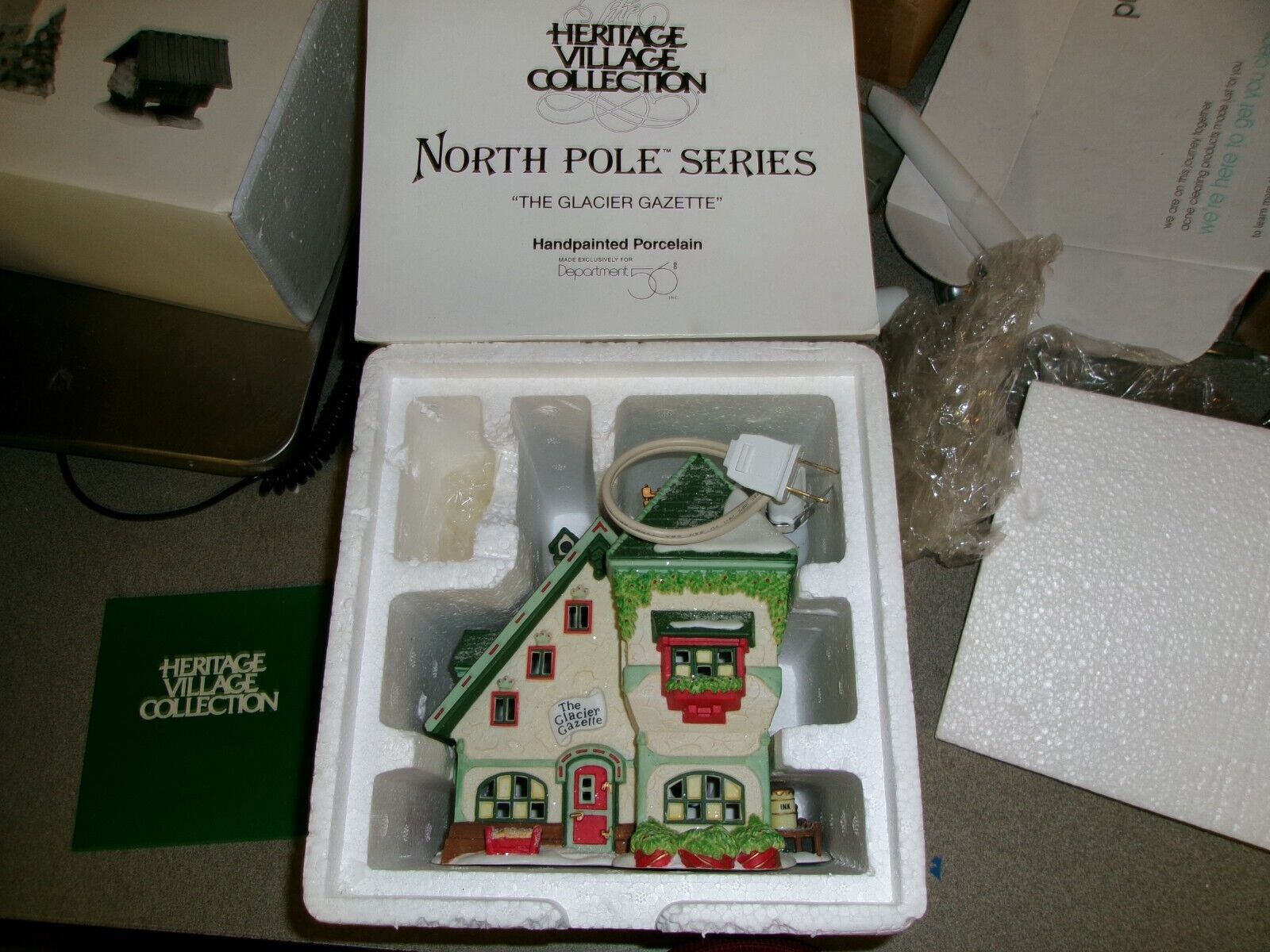 🚨 Department 56 North Pole Series THE GLACIER GAZETTE Lighted 56394 Christmas14