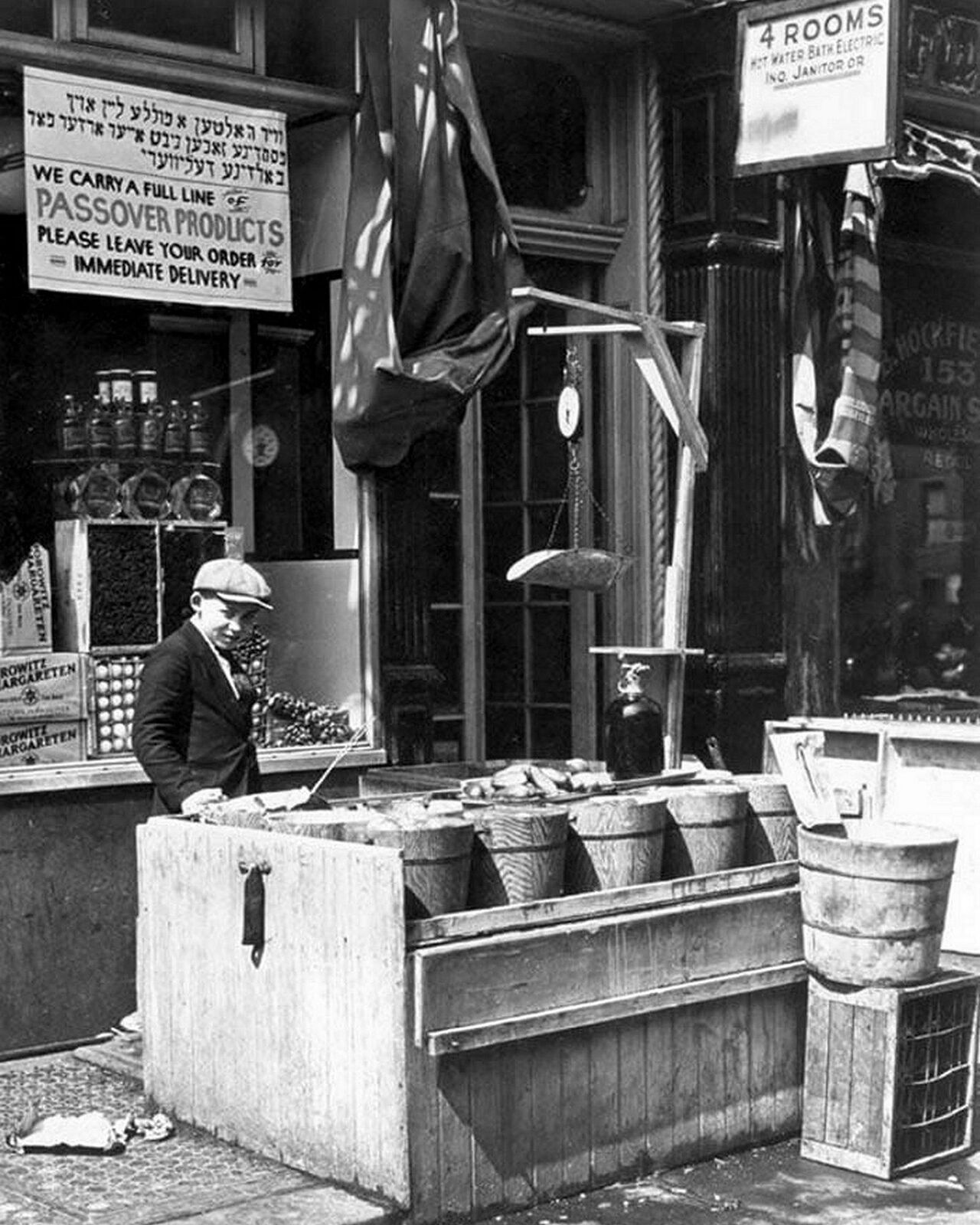 1930s SELLING SIDEWALK PICKLES On Hestor Street Photo New York  (226-i)