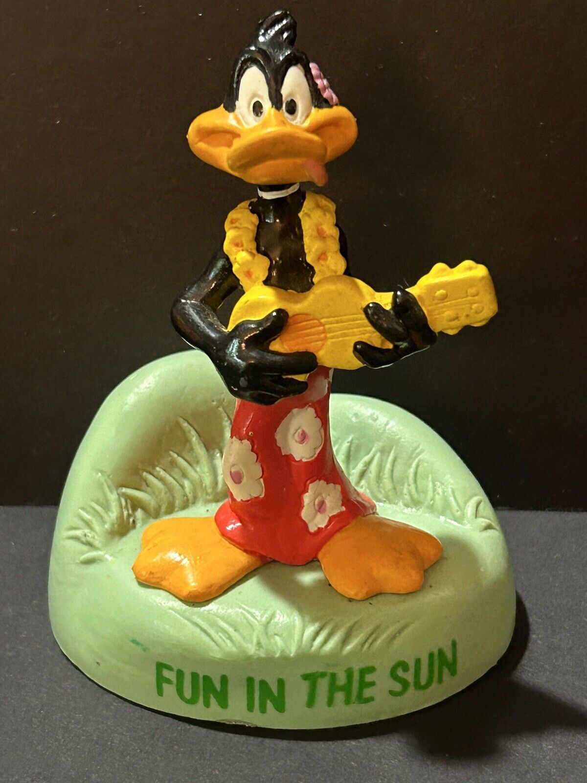 Warner Bros Looney Tunes FUN IN THE SUN Hawaiian Skirt Lei Daffy Duck Figure
