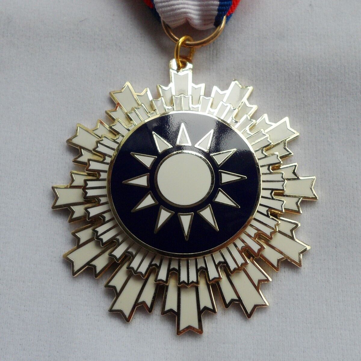 WW2 Chinese Kuomintang Order of Blue Sky and White Sun China KMT Medal
