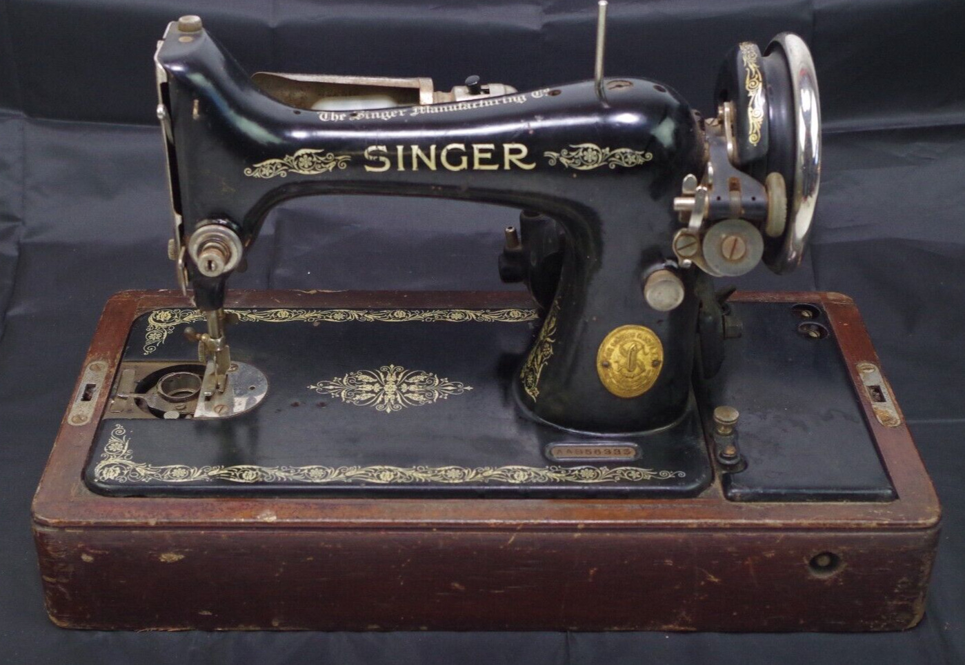 Singer Sewing Machine Model 99 Portable  Untested Sold As Is AA856335 1920s