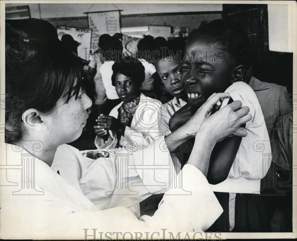 1969 Press Photo Kingston Jamaica Child Gets Vaccine for German Measles