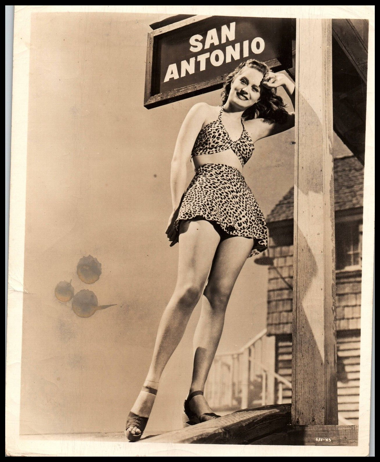 HOLLYWOOD BEAUTY ALEXIS SMITH CHEESECAKE LEGS STUNNING 1940s PORTRAIT PHOTO 702