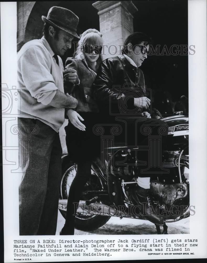 1970 Press Photo Director Jack Cardiff with Actors of \