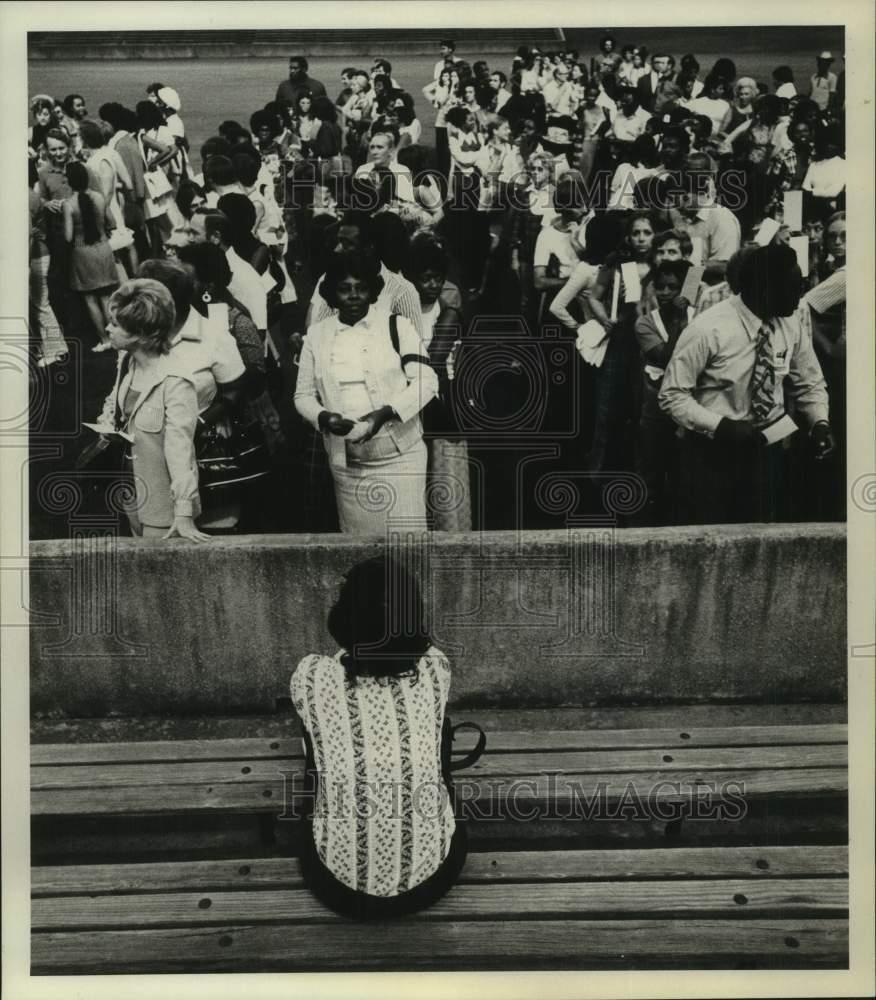 1973 Press Photo Teachers on Strike, One Dissents; Delmar Stadium Field, Houston