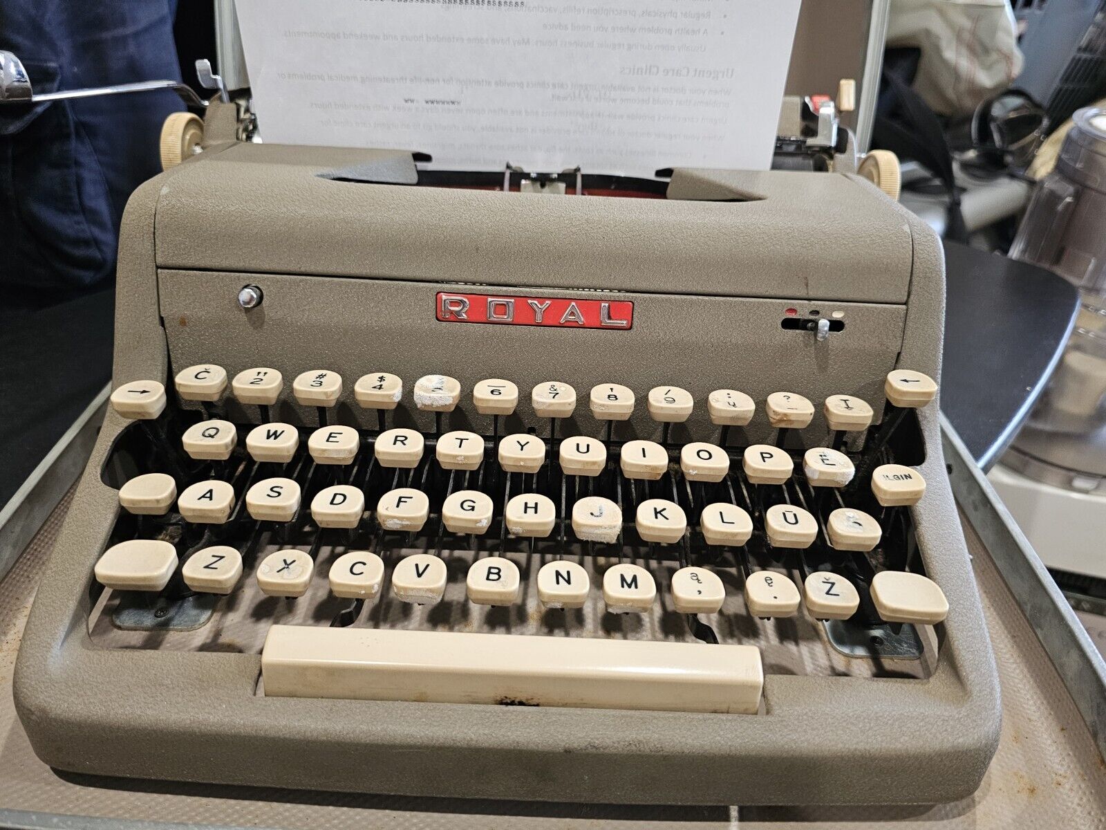 Vintage Royal Quiet De Luxe  Tan Crinkle  Portable Typewriter - 1950\'s