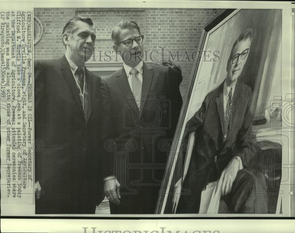 1969 Press Photo Orville Freeman & Clifford Hardin view painting of Freeman.
