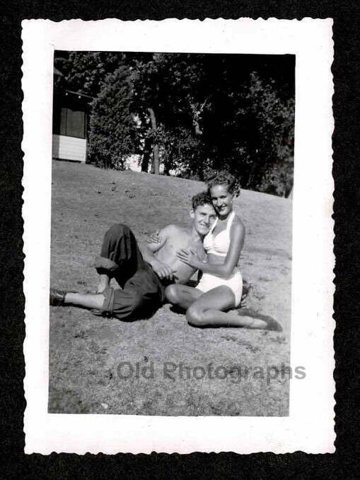 SHIRTLESS MAN JEANS YOUNG LADY SEXY 2 PIECE SWIMSUIT OLD/VINTAGE PHOTO- M701