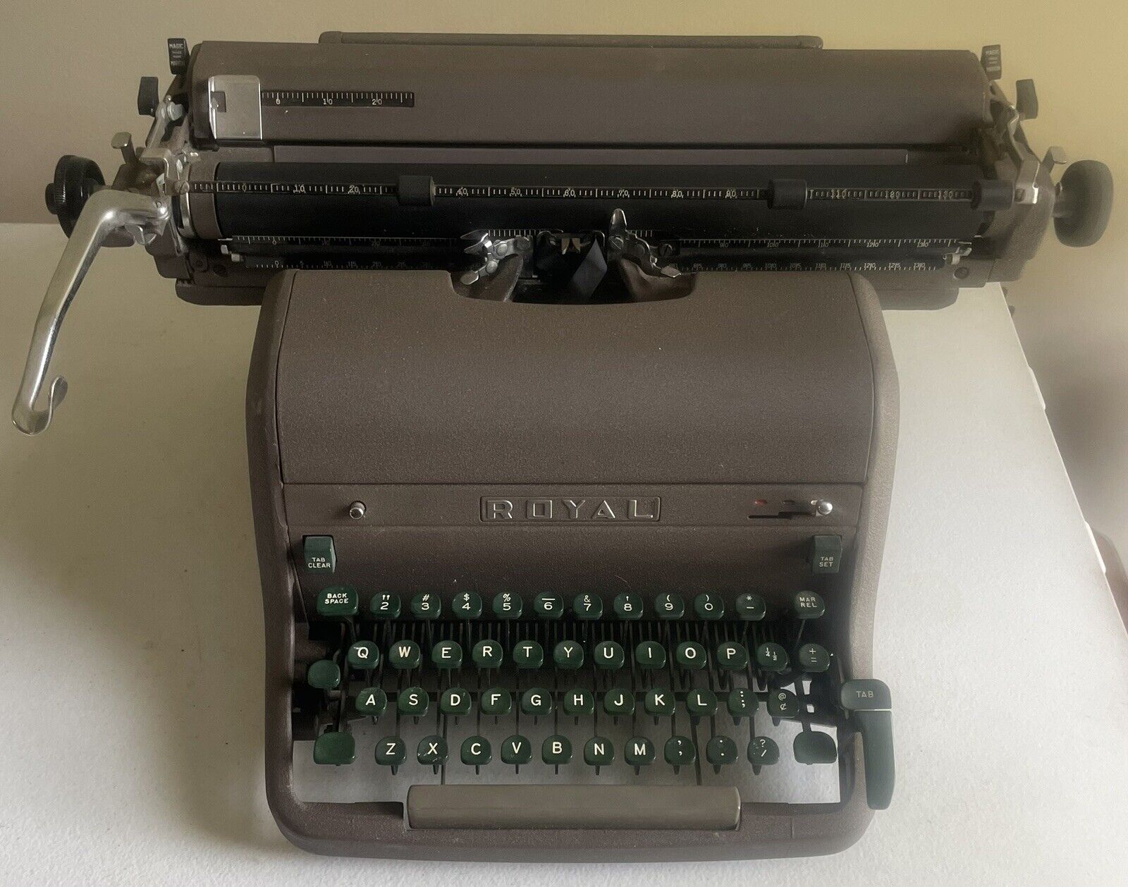 1950\'s Royal HHE Working Vintage Desktop Typewriter Needs Ink