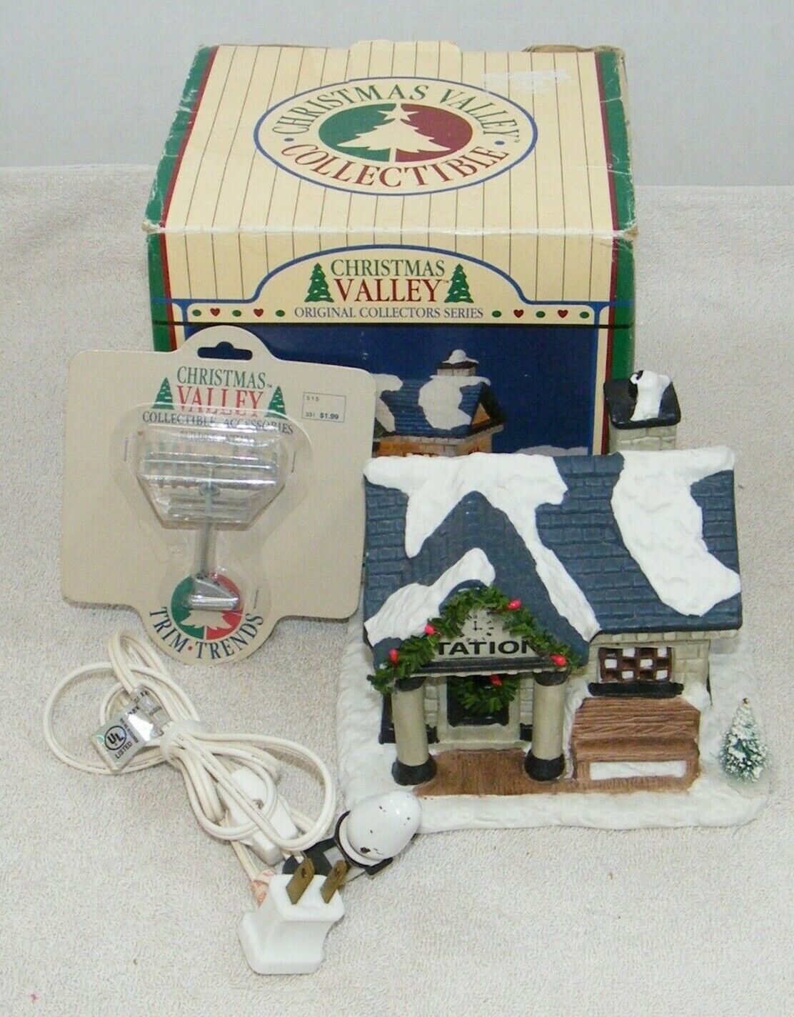 1992 CHRISTMAS VALLEY LIGHTED STATION WITH BUILDING ANTENNA