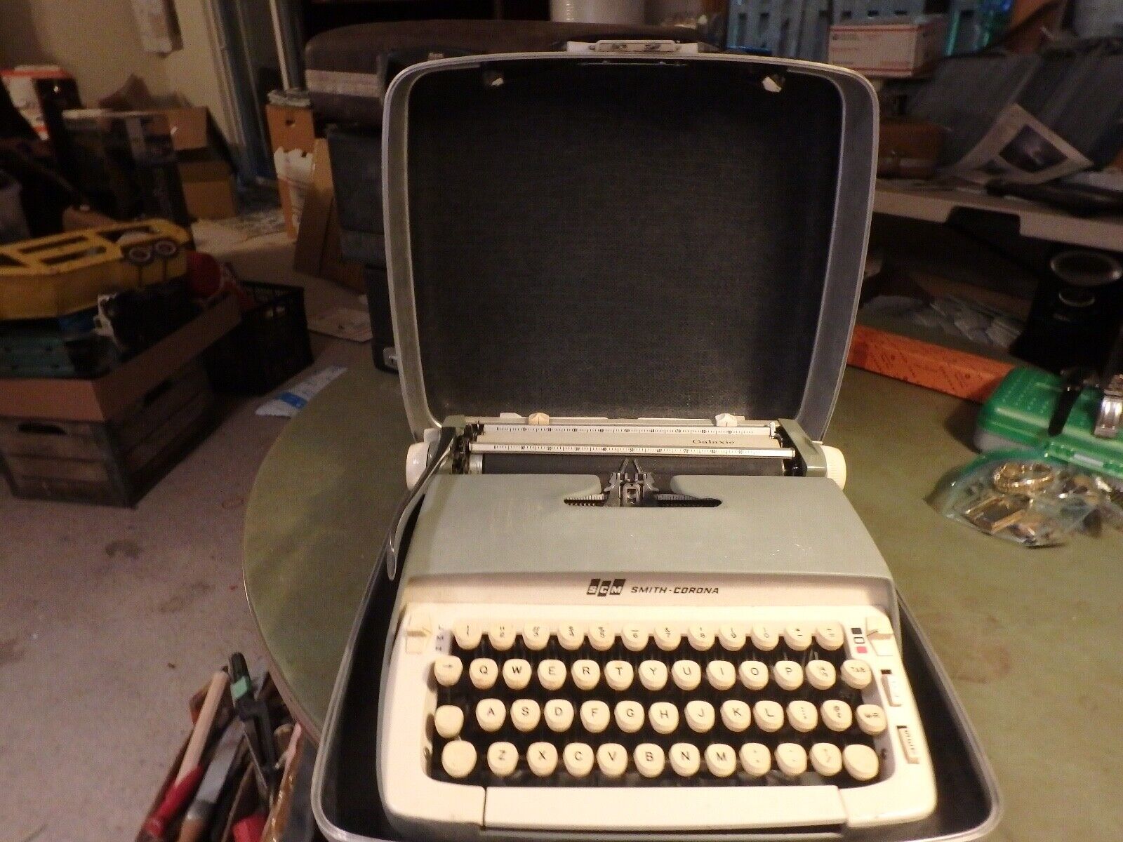 1P-vintage Smith -Corona GALAXIE white  portable typewriter. parts or repair