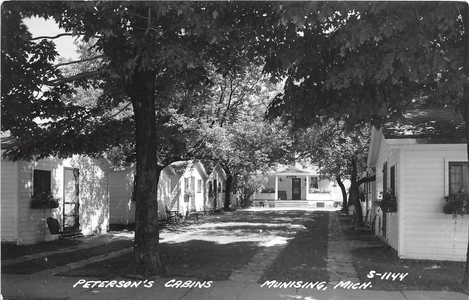 D30/ Munising Ohio Postcard c1950s Peterson\'s Cabins Roadside