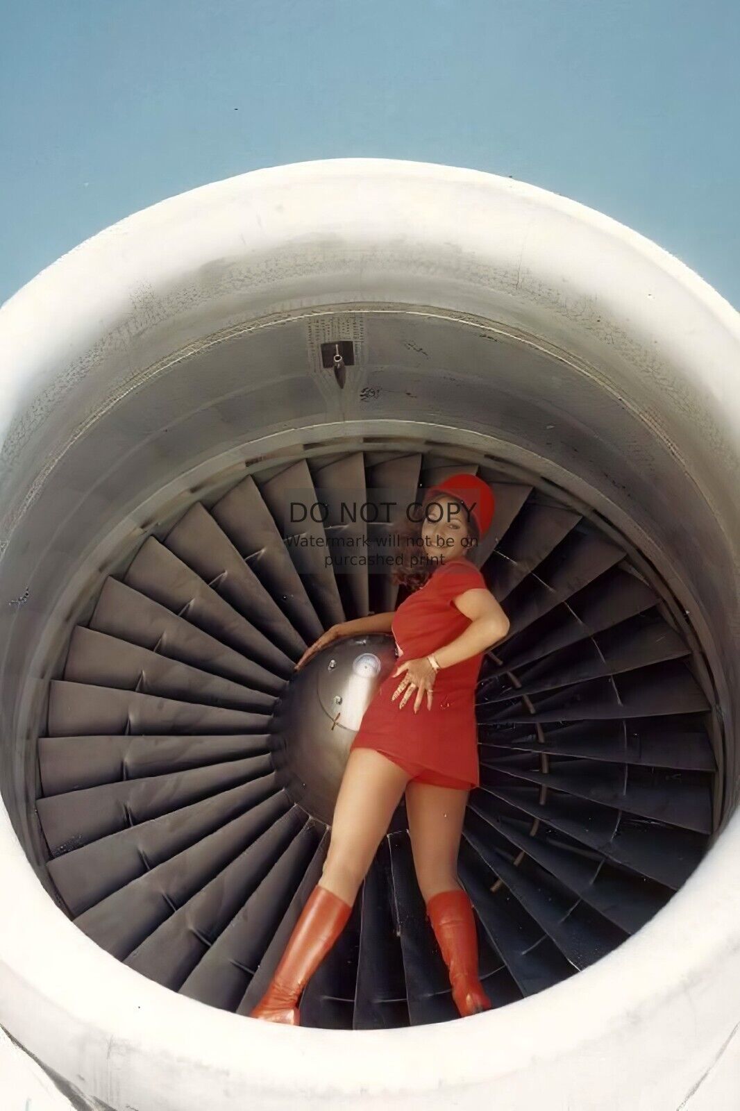 PACIFIC SOUTHWEST AIRLINES FLIGHT ATTENDANT STANDING IN ENGINE 4X6 POSTCARD