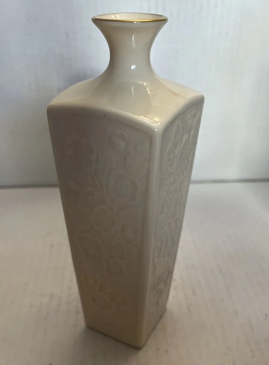 Lenox bud vase with 14k gold trim & floral Pattern Excellent Condition