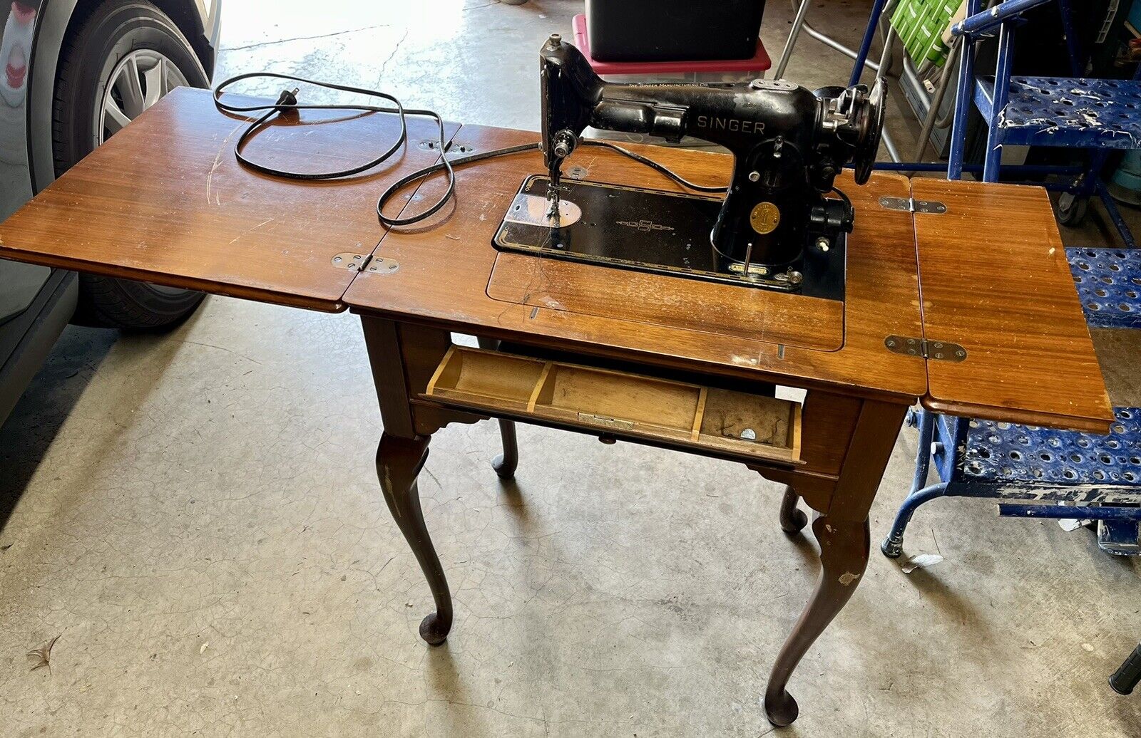 Vintage Singer Sewing Machine And Table