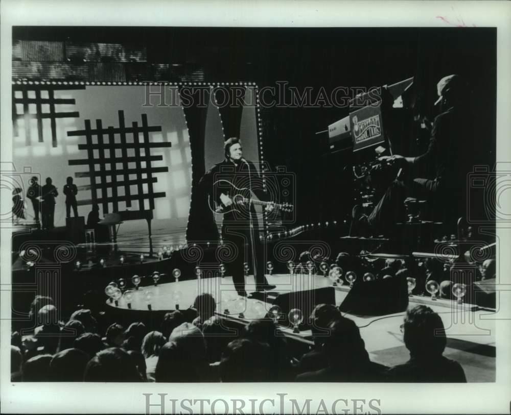 1980 Press Photo Singer Johnny Cash on stage in front of a live studio audience
