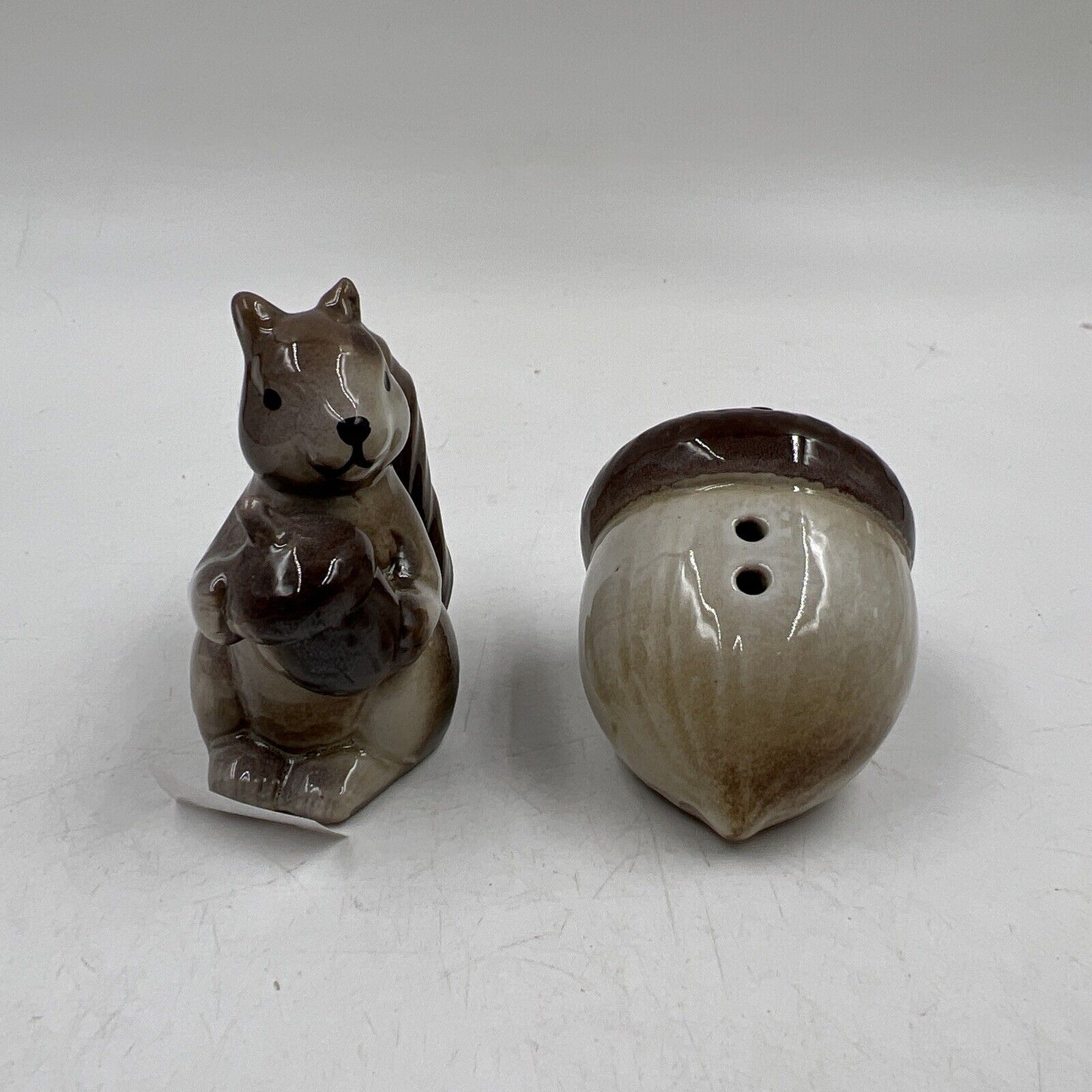 Cracker Barrel Ceramic 2x3in Squirrel & Acorn Salt & Pepper Set CC02B31013