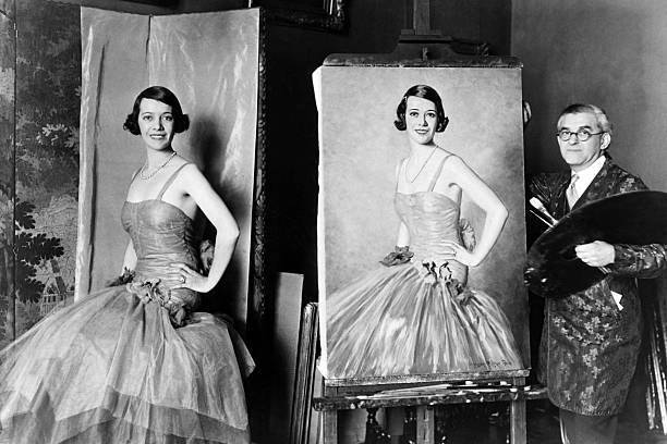 Opera singer Lily Pons poses for the painter who draws her portrai - Old Photo