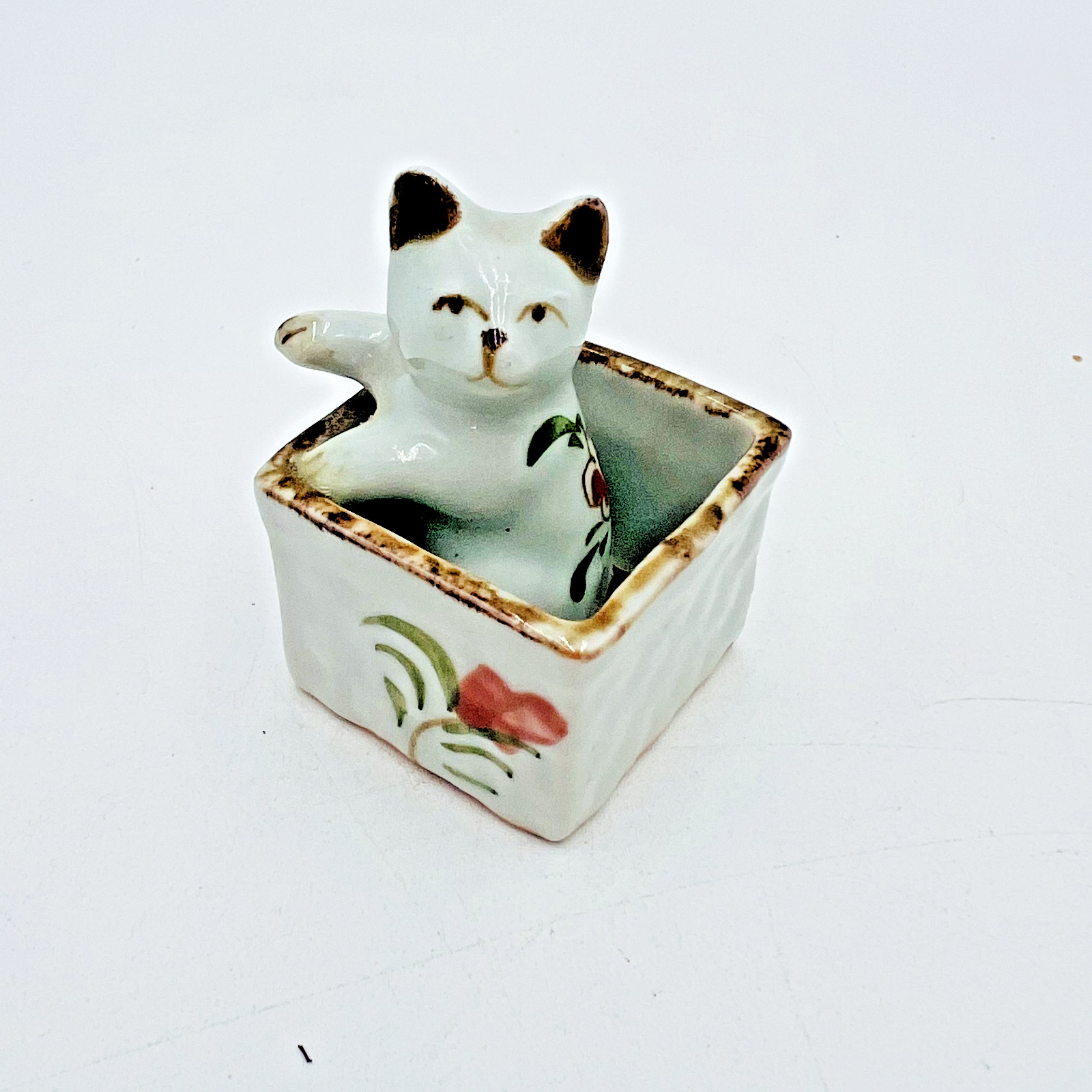 Vtg Porcelain White Cat/Kitten In Box Hand Painted Flowers Miniature 2\