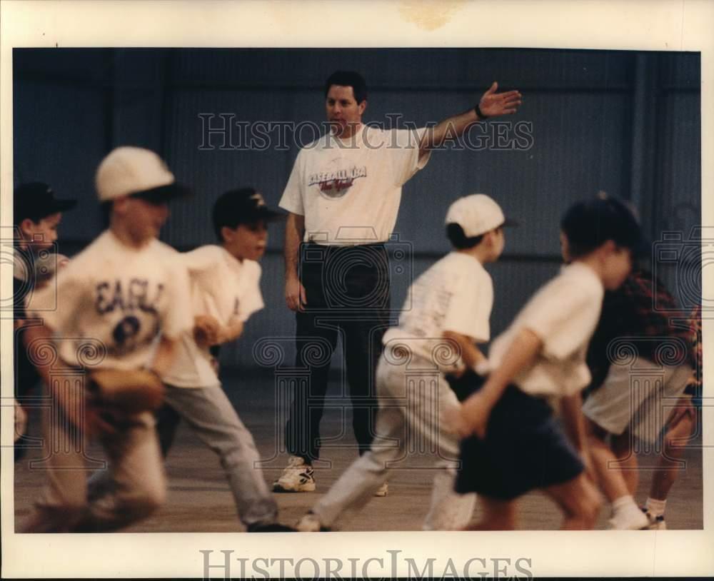 1995 Press Photo Craig Reynolds, Houston Astros Baseballer teaches Youngsters