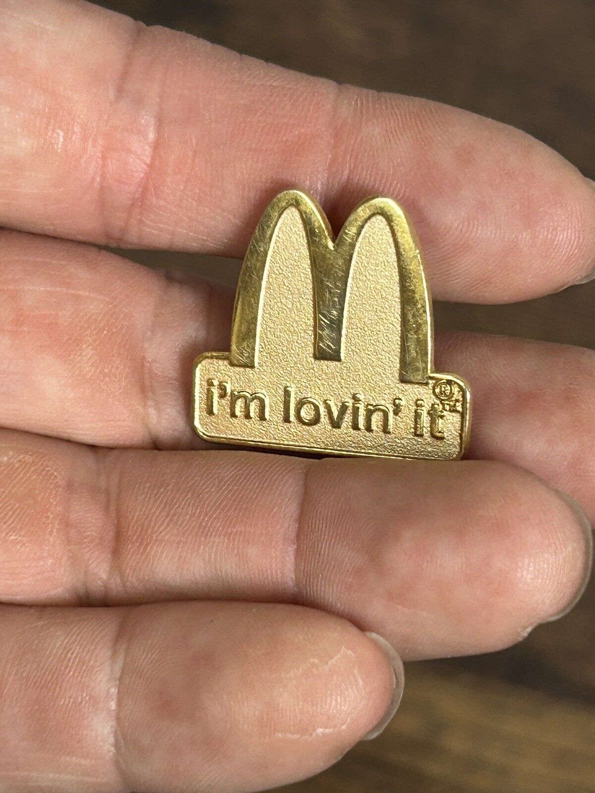 McDonald\'s 2009 Employee Gold Tone I\'m Lovin\' It Lapel Tie Hat Pin Rare Scarce