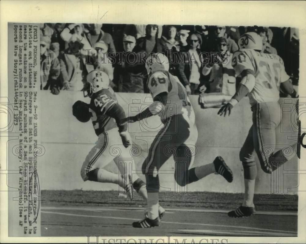 1973 Press Photo Patriots Mack Herron Out Distances Ron Smith and Bryant Salter