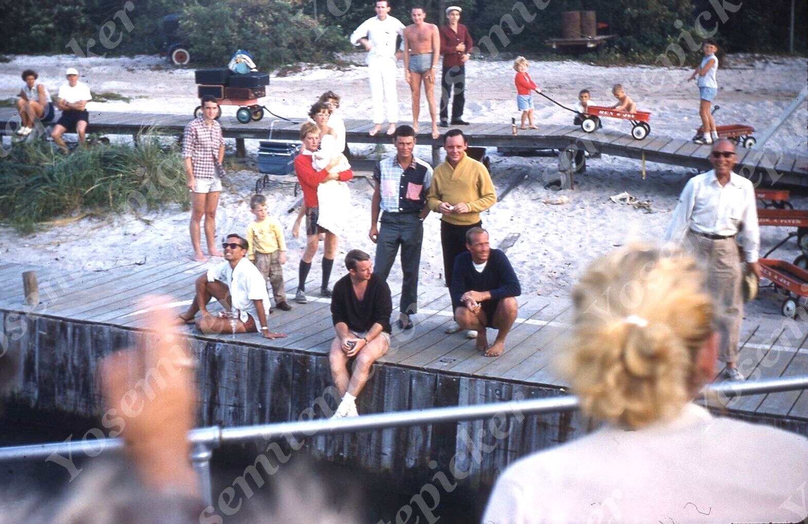 sl46  Original Slide 1959 beach scene men women kids 429a