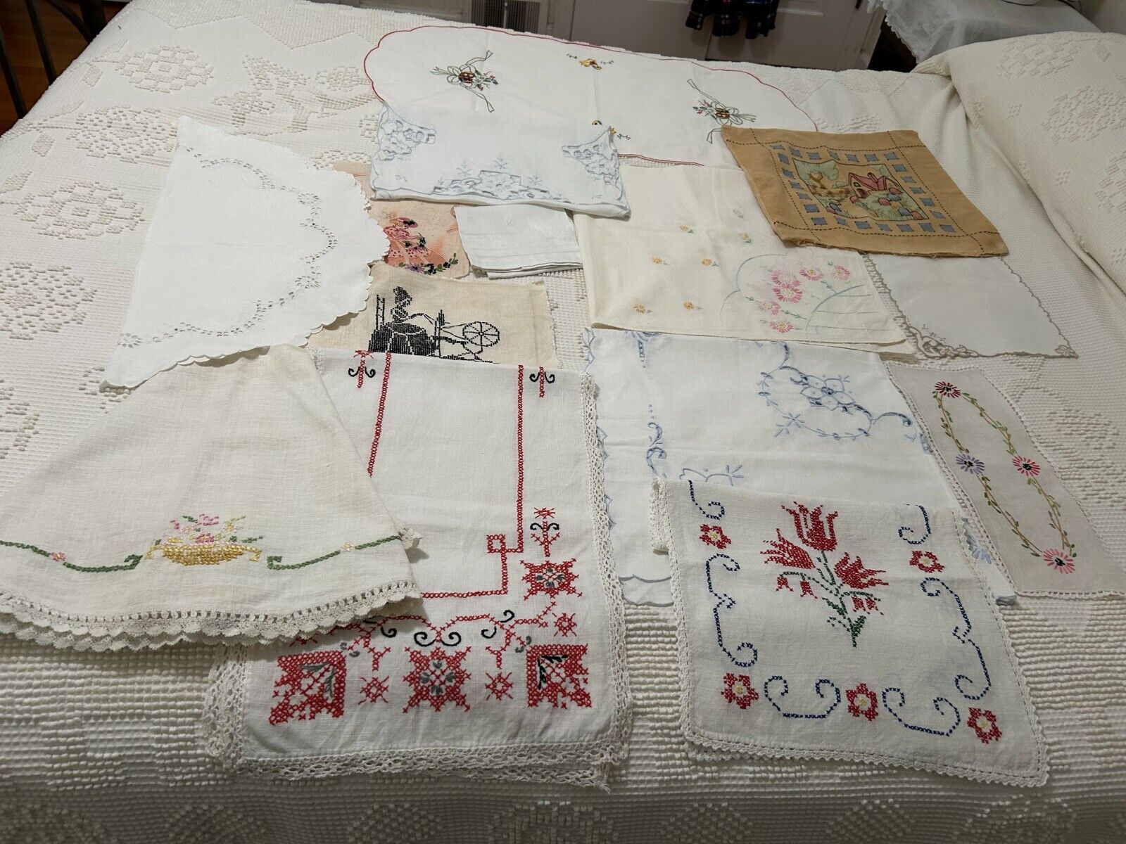 LARGE VINTAGE LINEN LOT EMBROIDERED TABLECLOTHS, RUNNERS, DOILIES, TOWEL