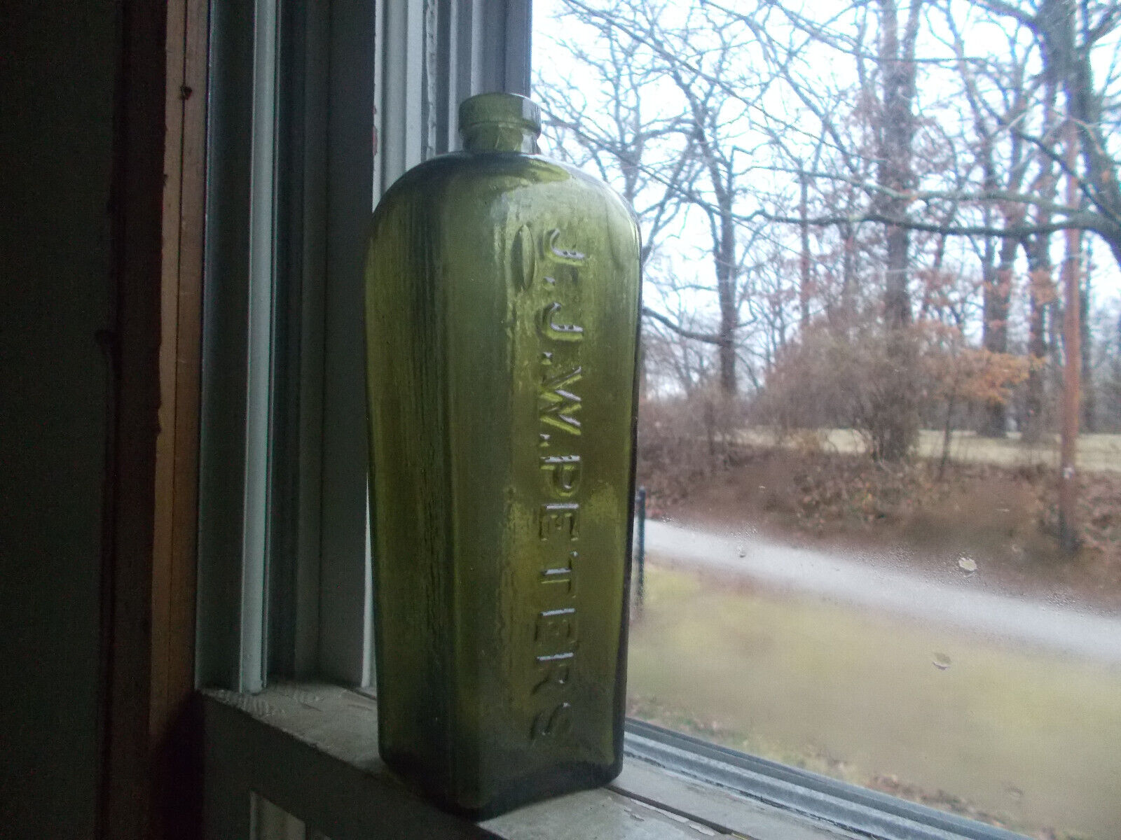 J.J.W.PETERS APPLIED LIP GREEN CASE GIN BOTTLE SCARCE VARIANT WITH NO DOG EMB