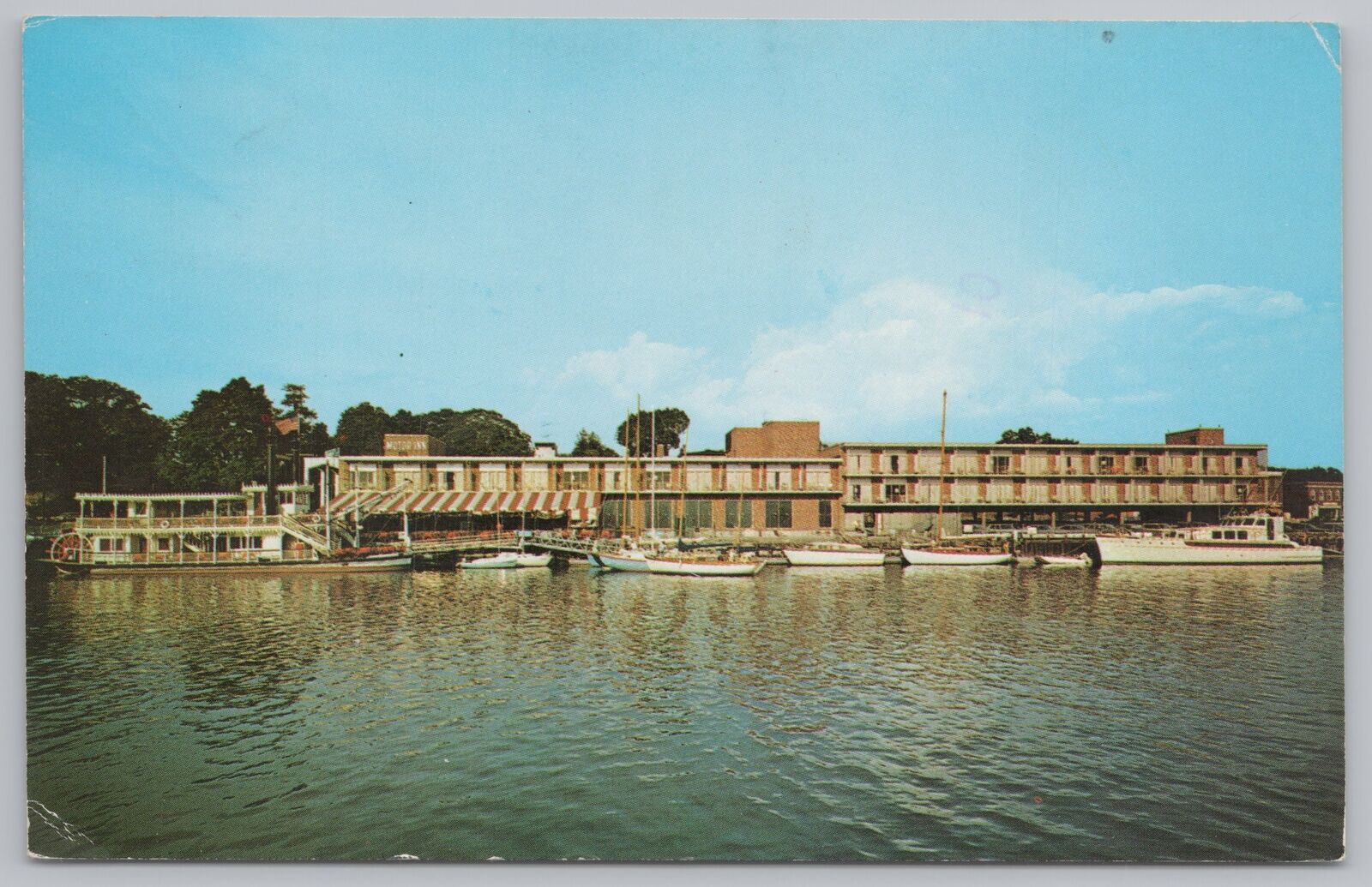 Roadside~Greenwich CT~Showboat Motor Inn~Docked Steamer~Boats~Vintage Postcard