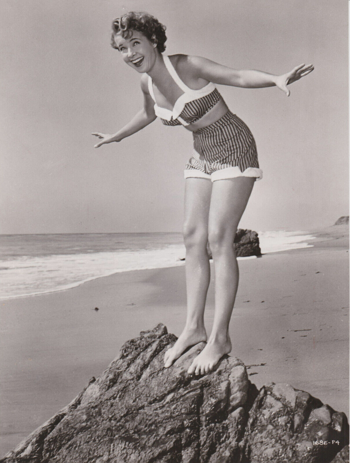 1952 Press Photo Actress Mona Freeman Models Bathing Suit on California Beach