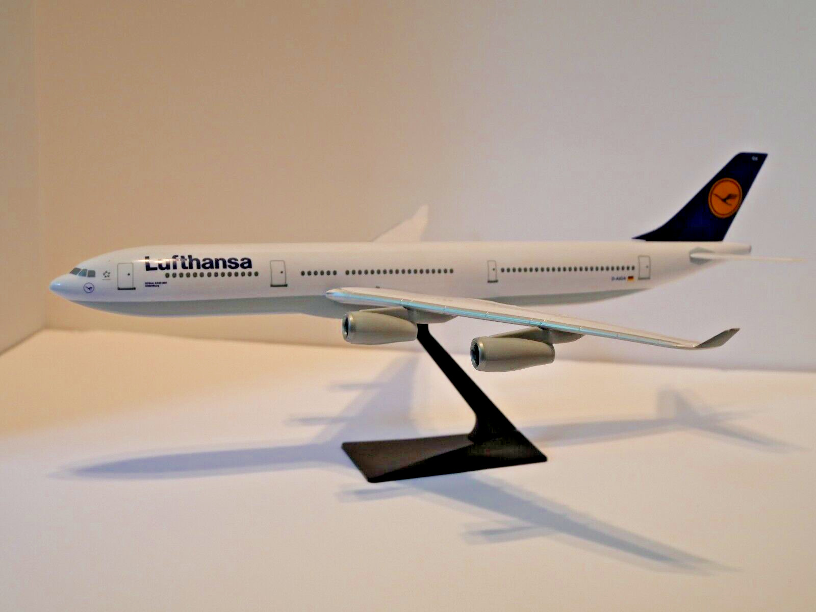 Lufthansa B707-Desk Display 1/250 Wooster Model Airplane