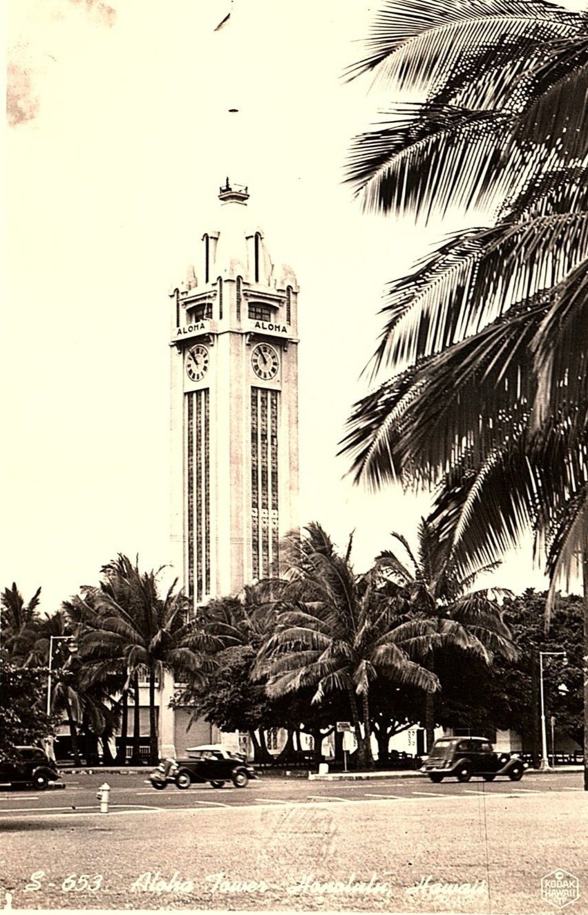 1930s HONOLULU HAWAII ALOHA TOWER  STREET VIEW AUTOS PALMS RPPC POSTCARD P1583