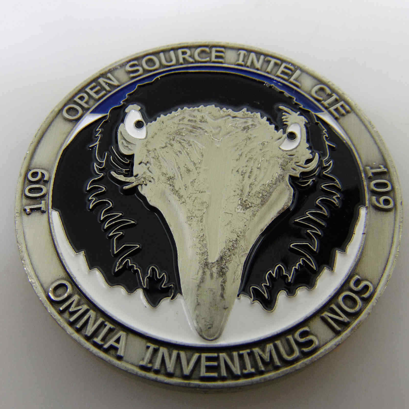 OMNIA INVENIMUS NOS CLAW OF THE MAGPIE CHALLENGE COIN