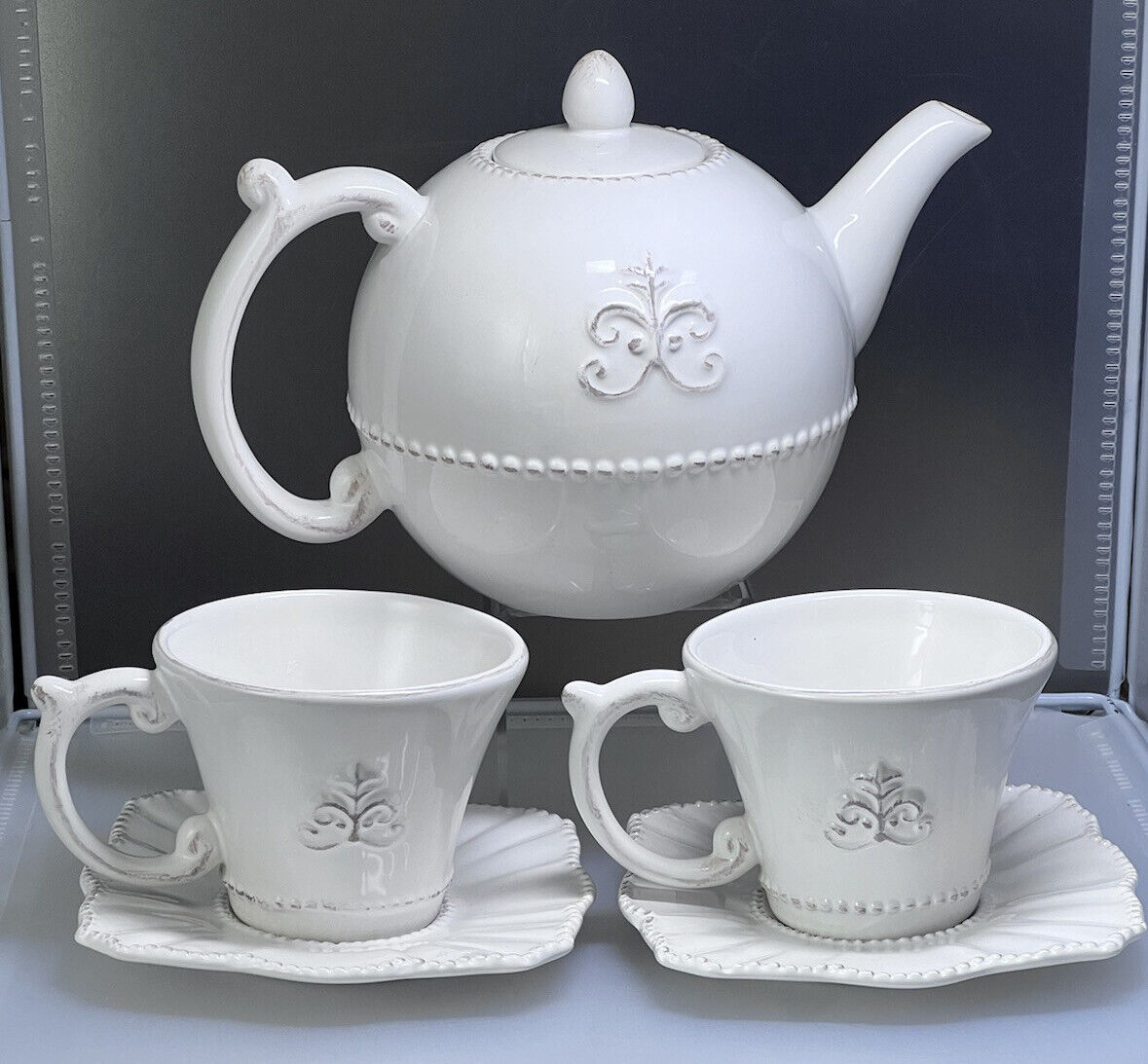 Anthropologie Grace White Fleur de lis Porcelain Teapot w/2 Teacups/2 Saucers