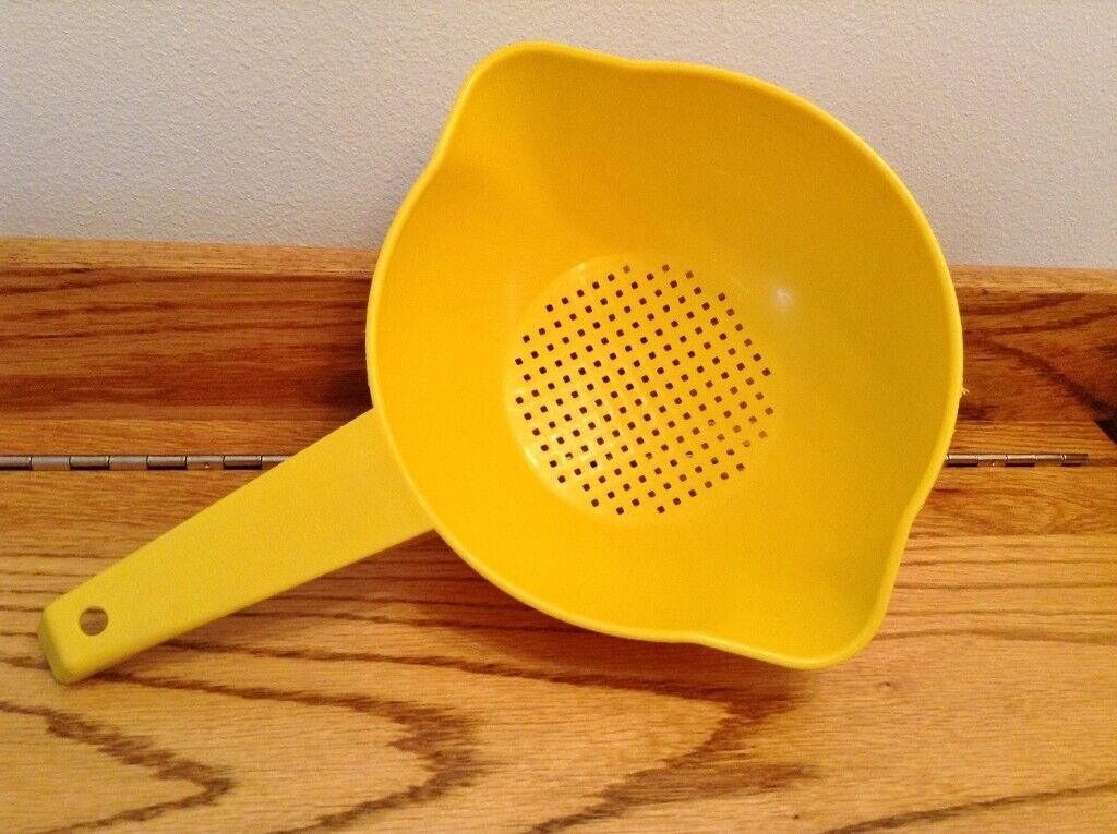 Vintage Tupperware 1 Quart Double Spout Strainer Yellow 1200-9 USA Made
