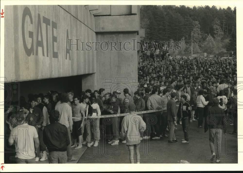1985 Press Photo Students Line Up for Syracuse University Basketball Tickets