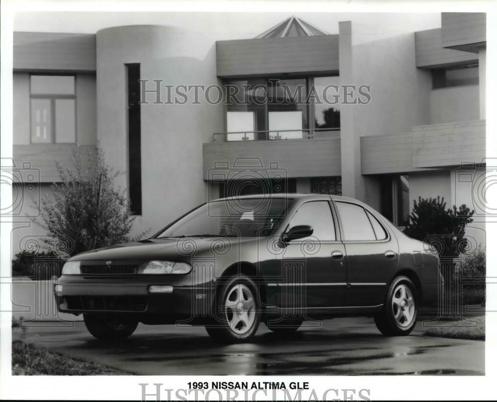 1992 Press Photo 1993 Nissan Altima GLE - cvb17132