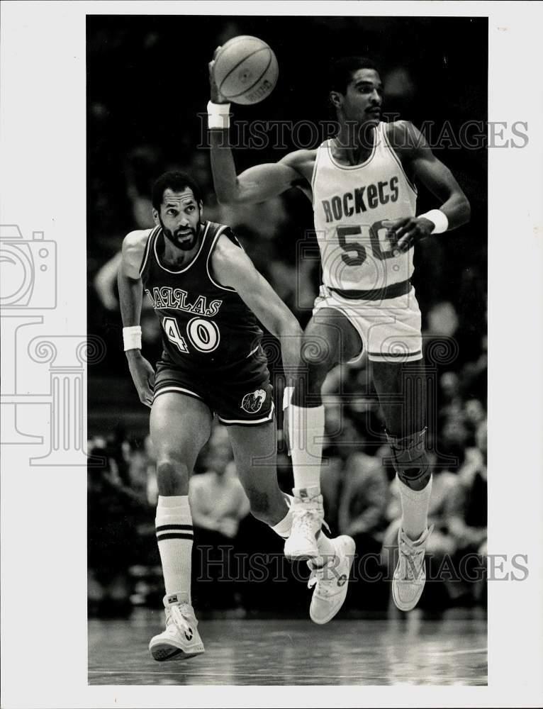 1985 Press Photo James Donaldson and Rockets\' Ralph Samspon play at Houston game